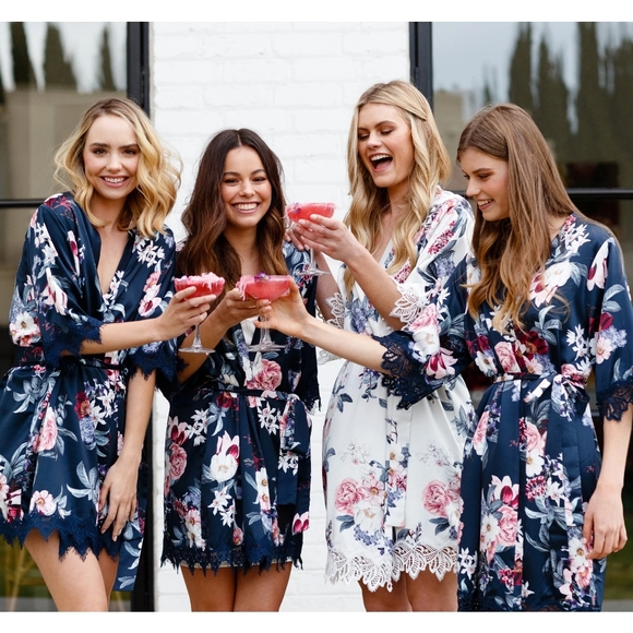 😍 NWOT! Lovely Boutique NAVY floatl robe size s/m - Picture 2 of 2